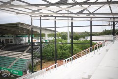 Der Gästeblock und die Seitenwand der Tribüne.