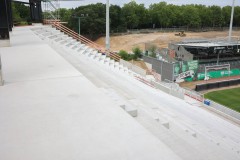 Blick von der West auf die Gegengerade und dahinter die künftigen Fahrradstellplätze.