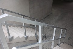 Die Treppen sind jetzt mit Geländern versehen.