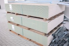 Gipskartonplatten liegen für den Innenausbau bereit.
