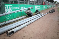 Das Preußenstadion mit der neuen Westtribüne. Die alten Lautsprechermasten werden noch temporär benötigt.