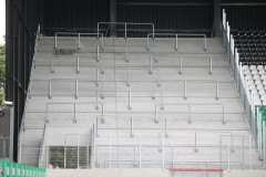 Das Preußenstadion mit der neuen Westtribüne. Der Stehbereich der Gästefans.