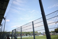 Die West am Tag vor dem ersten Einsatz im Spiel  gegen Paderborn. Die provisorischen Lautsprechermasten und das Auffangnetz,