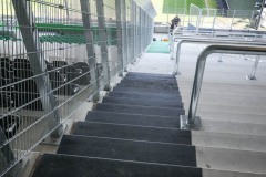 Die West am Tag vor dem ersten Einsatz im Spiel  gegen Paderborn. Treppen sind farbig markiert.