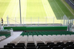 Die West am Tag vor dem ersten Einsatz im Spiel  gegen Paderborn. Die provisorische Wand über den Geländern wurde grün gestrichen.