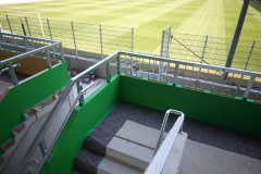 Die West am Tag vor dem ersten Einsatz im Spiel  gegen Paderborn. Die provisorische Wand über den Geländern wurde grün gestrichen.