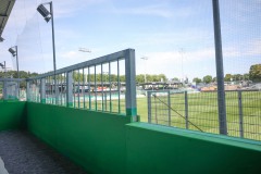 Die West am Tag vor dem ersten Einsatz im Spiel  gegen Paderborn. Die provisorische Wand über den Geländern wurde grün gestrichen. Der Blick aus der ersten Reihe ist allerdings... schwierig.