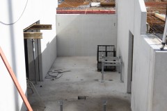 Die Ostkurve im Bau: Hier ein Blick in die Tunnel unter der Tribüne. Von hinten wird eine Treppe hinunterführen zu den WC-Anlagen und vorne zum Spielfeld hin entstehen Aufgänge zu den Stehrängen.