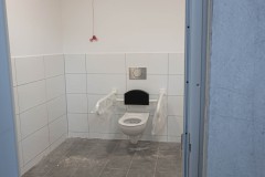 Blick in die WC-Anlagen - hier eine für Menschen mit körperlichen Einschränkungen.