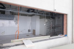 Blick in einen der Kioske. Rechts in der Ecke einer der Kühlräume. Blick in einen der Kioske. Rechts in der Ecke einer der Kühlräume.