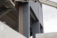 Es wird gestrichen: Grau für die Stützen.