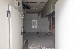 Blick in einen der Kioske. Gefliest ist schon, links im Bild einer der Kühlräume. Blick in einen der Kioske. Gefliest ist schon, links im Bild einer der Kühlräume.