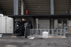 Der Eingang zum Gästeblock ist überdacht.