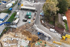 Blick von oben: Der Eingangsbereich (Mitte oben), die neue Zufahrt zum Tennisclub (Mitte rechts).