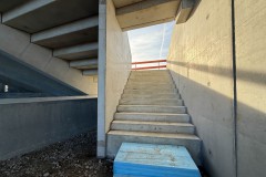 Das LVM-Preußenstadion Mitte Januar 2026. Rechts geht es eine Treppe hoch Richtung Ecke zur Gegengerade, links davon geht es runter auf die Ost selbst.