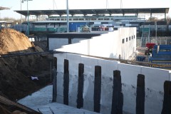 Das Stadion im Februar 2026, hier Stützwände hinter der Gegengerade.
