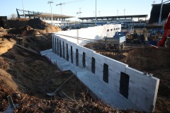 Das Stadion im Februar 2026, hier Stützwände hinter der Gegengerade.