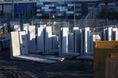 Das Stadion im Februar 2026, hier Stützwände hinter der Gegengerade.