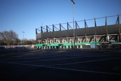 Das Stadion im Februar 2026, hier der Busparkplatz hinter der West.