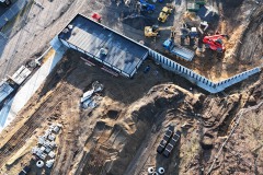 Das Stadion im Februar 2026: Das neue Gerätehaus für die Platzwarte, der Betonstreifen links zeigt die Grenze des künftigen Fahrradparkplatzes an.