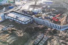 Das Stadion im Februar 2026: Links entsteht das neue Gerätehaus, rechts eine Stützwand.