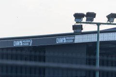 Baufortschritt am 4. März 2026. Werbebanden werden derzeit auf der West installiert.