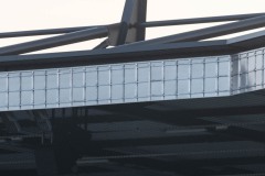 Baufortschritt am 4. März 2026. Werbebanden werden derzeit auf der West installiert.