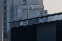 Baufortschritt am 4. März 2026. Werbebanden werden derzeit auf der West installiert.