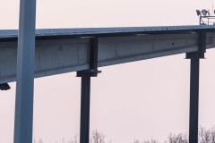 Baufortschritt am 4. März 2026. Im A-Block stützt eine Stahlkonstruktion das Dach.