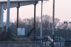 Baufortschritt am 4. März 2026. Im A-Block stützt eine Stahlkonstruktion das Dach.