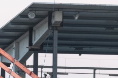 Baufortschritt am 4. März 2026. Im A-Block stützt eine Stahlkonstruktion das Dach.