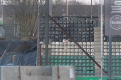 Baufortschritt am 4. März 2026. Im A-Block stützt eine Stahlkonstruktion das Dach.