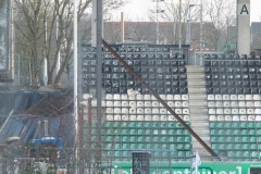 Baufortschritt am 4. März 2026. Im A-Block stützt eine Stahlkonstruktion das Dach.