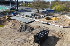 Blick auf die künftigen Fahrradparkplätze und das Gerätehaus (Bildmitte)
