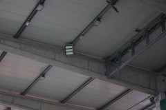 Neues Flutlicht unter dem Dach der Südtribüne.