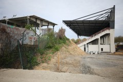 Auf diesem Erdhügel stand bisher der Flutluchtmast.