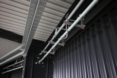 Schön ist anders: Installationen der einfachen Art unter dem Dach der West.