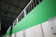 Die Westtribüne mit temporärer Verkleidung der Zäune.