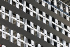 Blick auf die neue Osttribüne, wo derzeit die neue Videowall installiert wird.