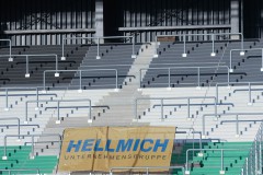 Blick auf die Osttribüne - Anstrich unfertig.