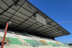 Blick auf die neue Osttribüne, wo derzeit die neue Videowall installiert wird.
