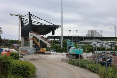 Blick auf die Osttribüne. Das alte Gerätehaus wurde bereits abgerissen.
