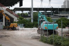 Blick auf die Osttribüne. Das alte Gerätehaus wurde bereits abgerissen.