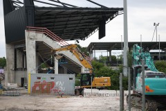 Blick auf die Osttribüne. Das alte Gerätehaus wurde bereits abgerissen.