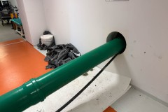 Hier wird Sand unter der Tribüne entfernt, um Platz für einen neuen Geräteraum zu schaffen,.