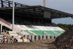 Das LVM-Preußenstadion Anfang Juni 2026. Auf der Ost wird nachgestrichen.