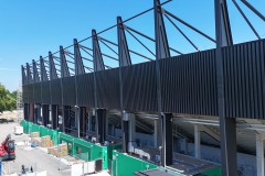 Das LVM-Preußenstadion Ende Juni 2026. Hier die Westtribüne mit Material für die PV-Anlage.