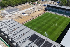 Das LVM-Preußenstadion Ende Juni 2026. Hier die Westtribüne während der Installation  der PV-Anlage.