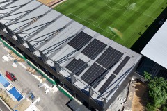 Das LVM-Preußenstadion Ende Juni 2026. Hier die Westtribüne während der Installation  der PV-Anlage.