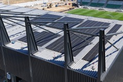 Das LVM-Preußenstadion Ende Juni 2026. Hier die Westtribüne während der Installation  der PV-Anlage.